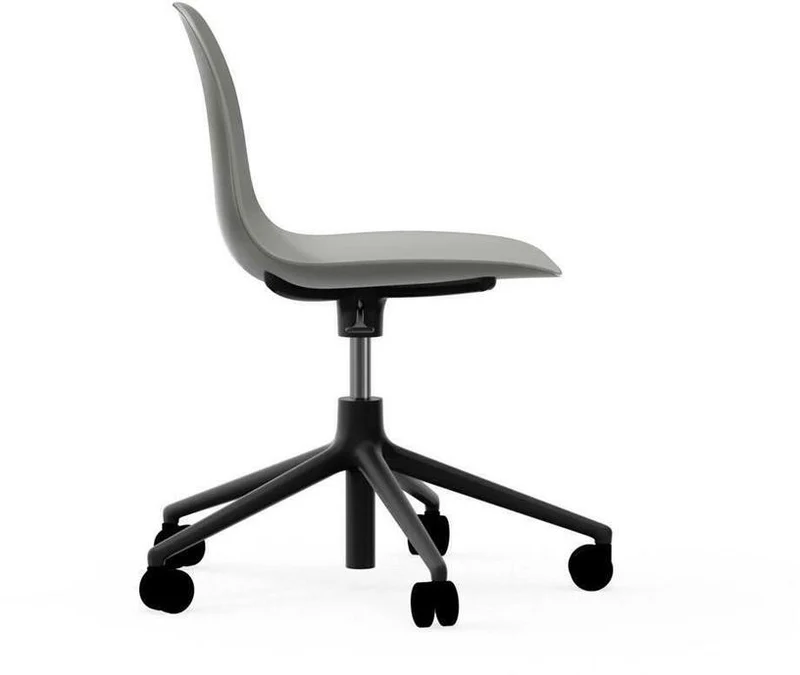 Chaise de bureau réglable à roulettes en pp grise et base noire Swivel 5W Grey - Normann Copenhagen