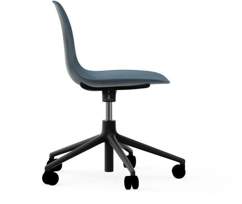 Chaise de bureau réglable à roulettes en pp bleue et noire Swivel 5W bleu - Normann Copenhagen