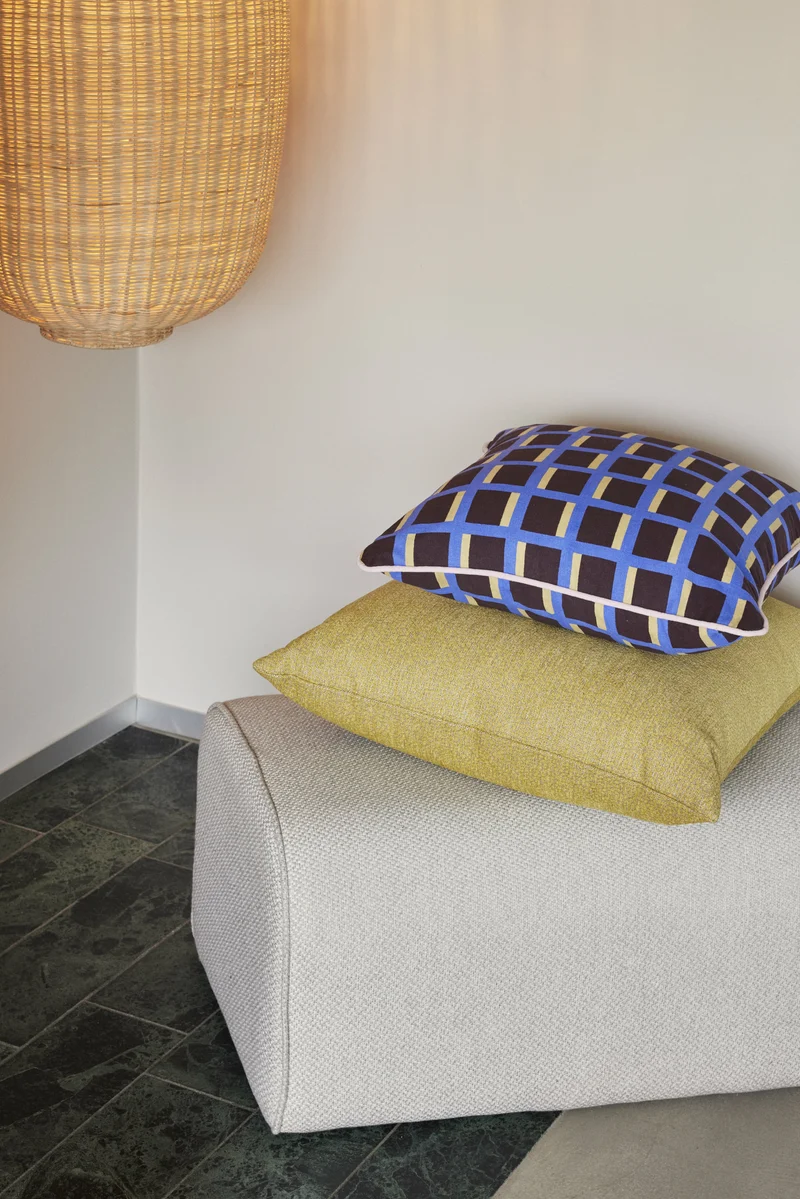 Coussin carré en coton bleu et marron 50 cm - Hübsch