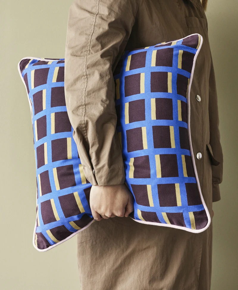 Coussin carré en coton bleu et marron 50 cm - Hübsch