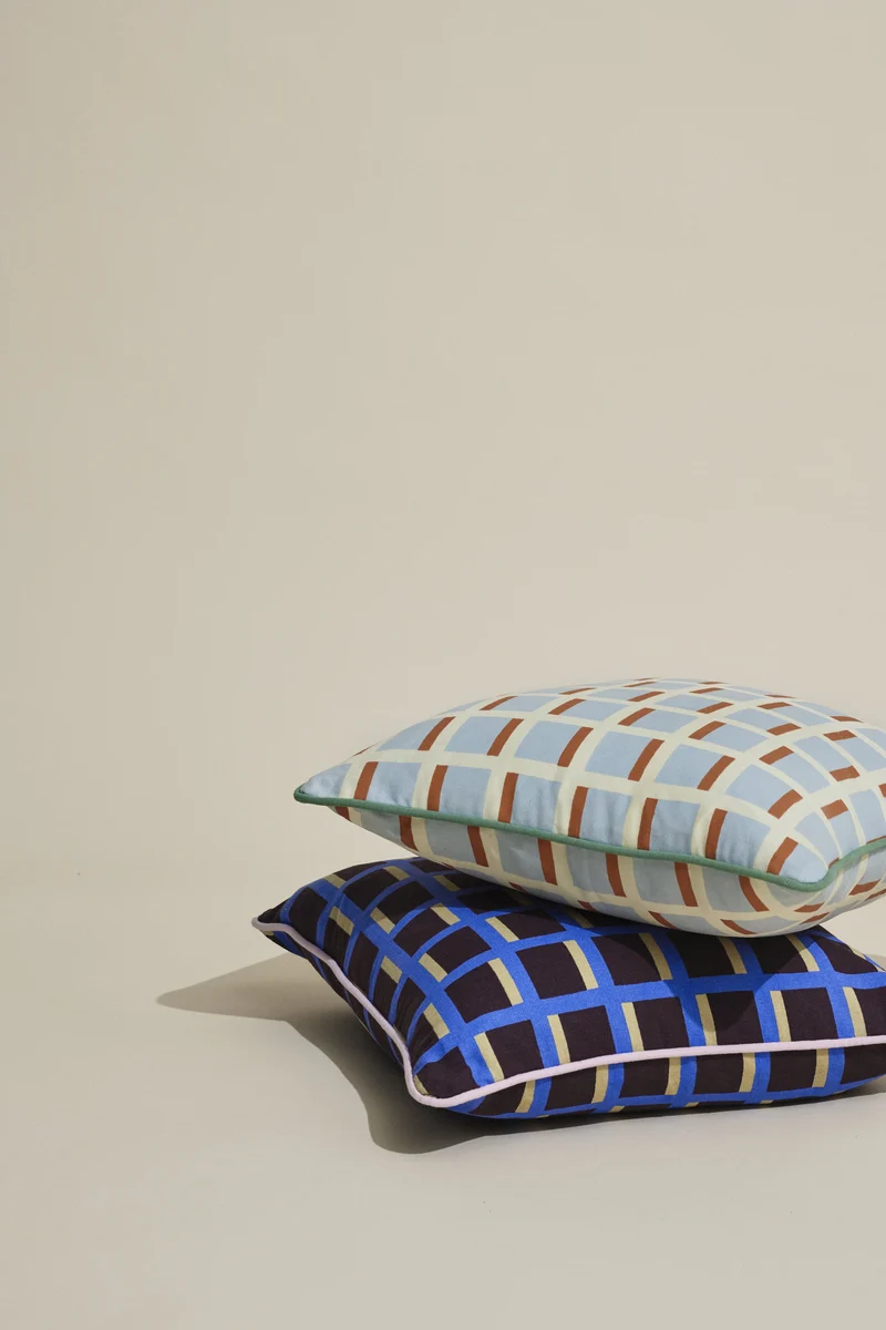 Coussin carré en coton bleu et marron 50 cm - Hübsch