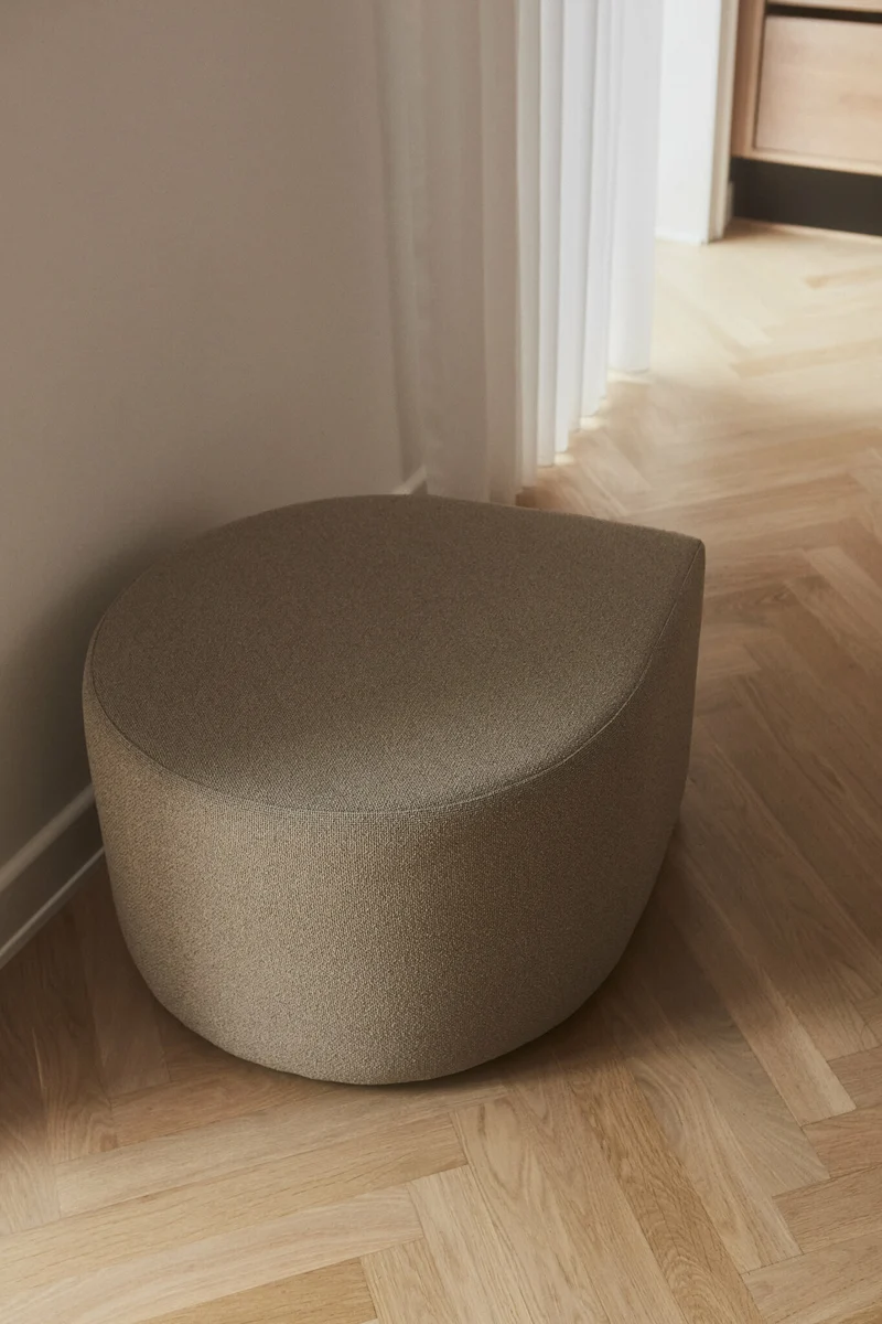 Pouf en bouclé taupe 70 x 60 cm Stilla - AYTM