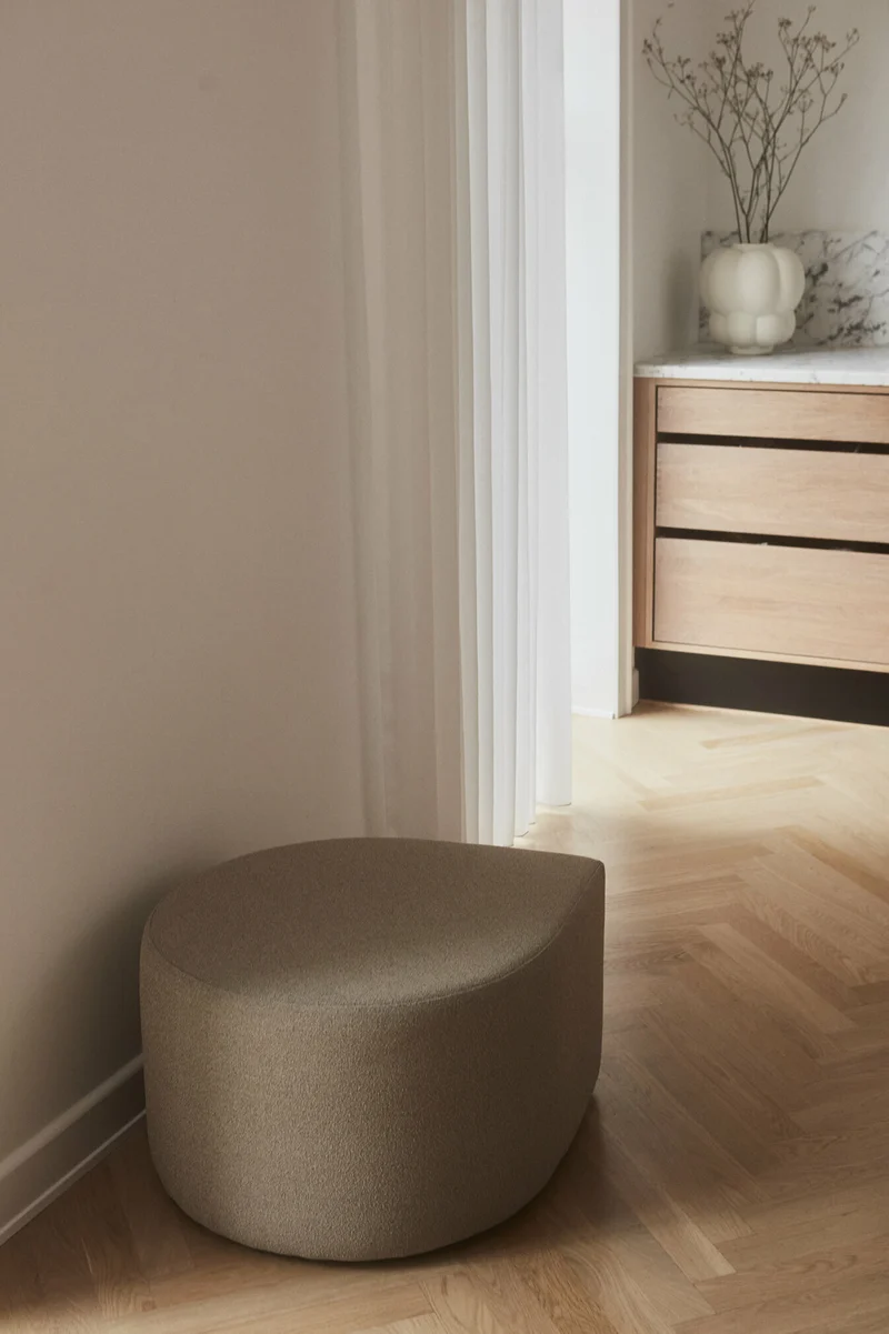 Pouf en bouclé taupe 70 x 60 cm Stilla - AYTM