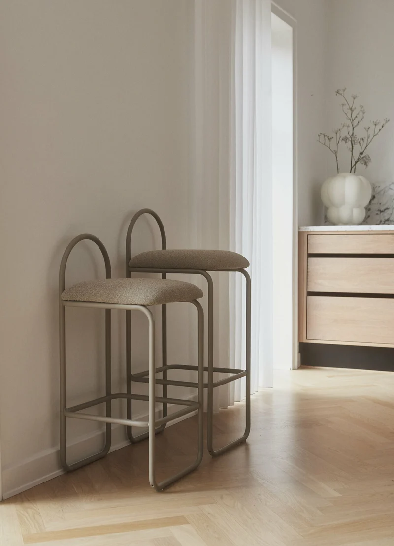 Chaise de bar en bouclé taupe 37 x 39 x 82 cm Angui - AYTM