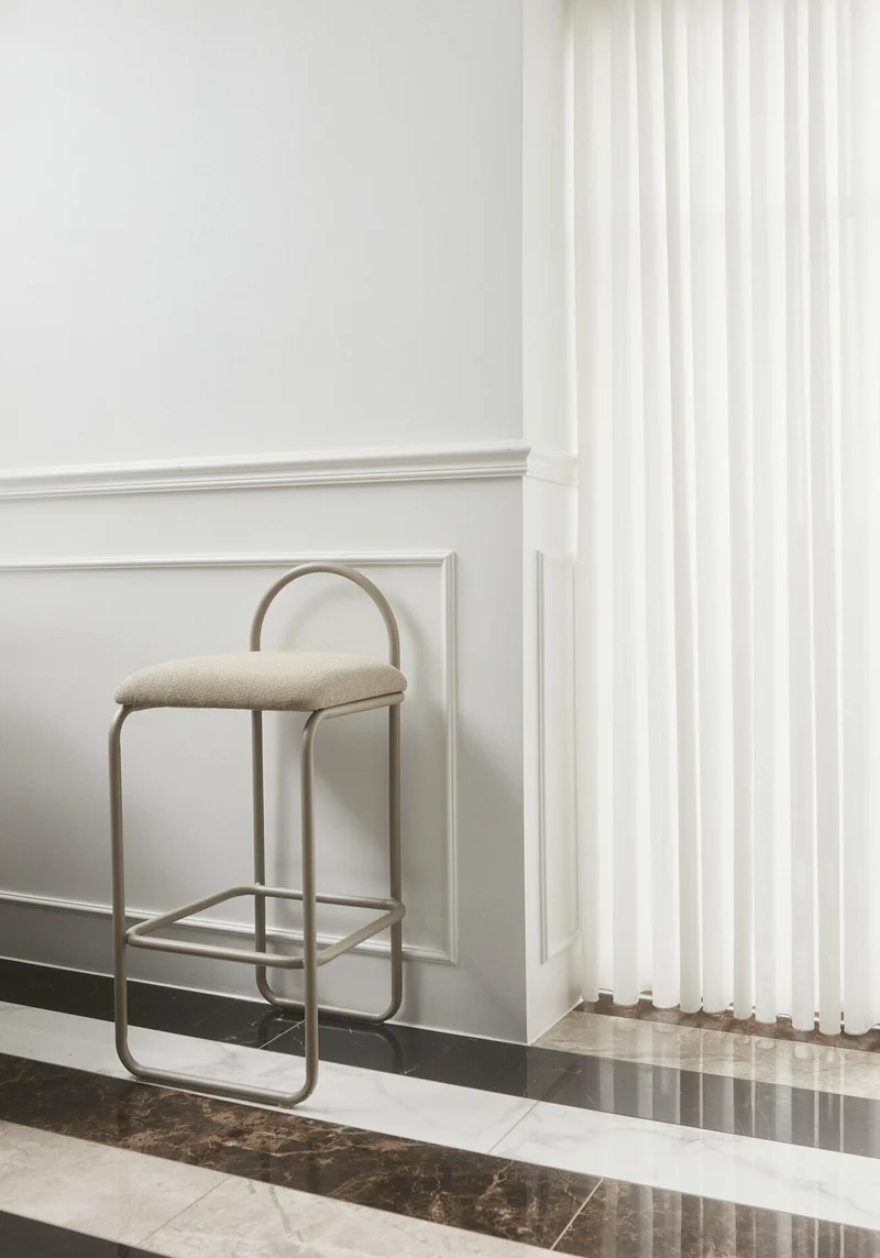 Chaise de bar en bouclé taupe 37 x 39 x 82 cm Angui - AYTM