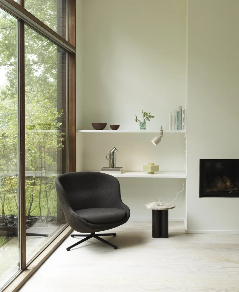 Fauteuil bas pivotant en aluminium noir et cuir marron Hyg - Normann Copenhagen