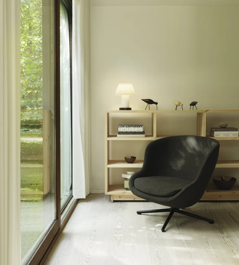Fauteuil bas pivotant en aluminium noir et cuir marron Hyg - Normann Copenhagen