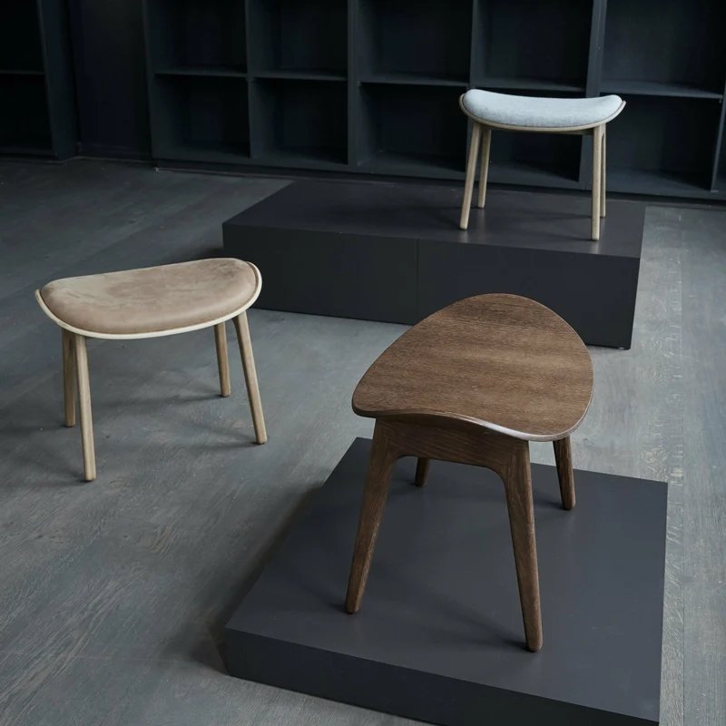 Tabouret lounge en chêne noir et rembourrage en cuir anthracite Elephant - NORR11
