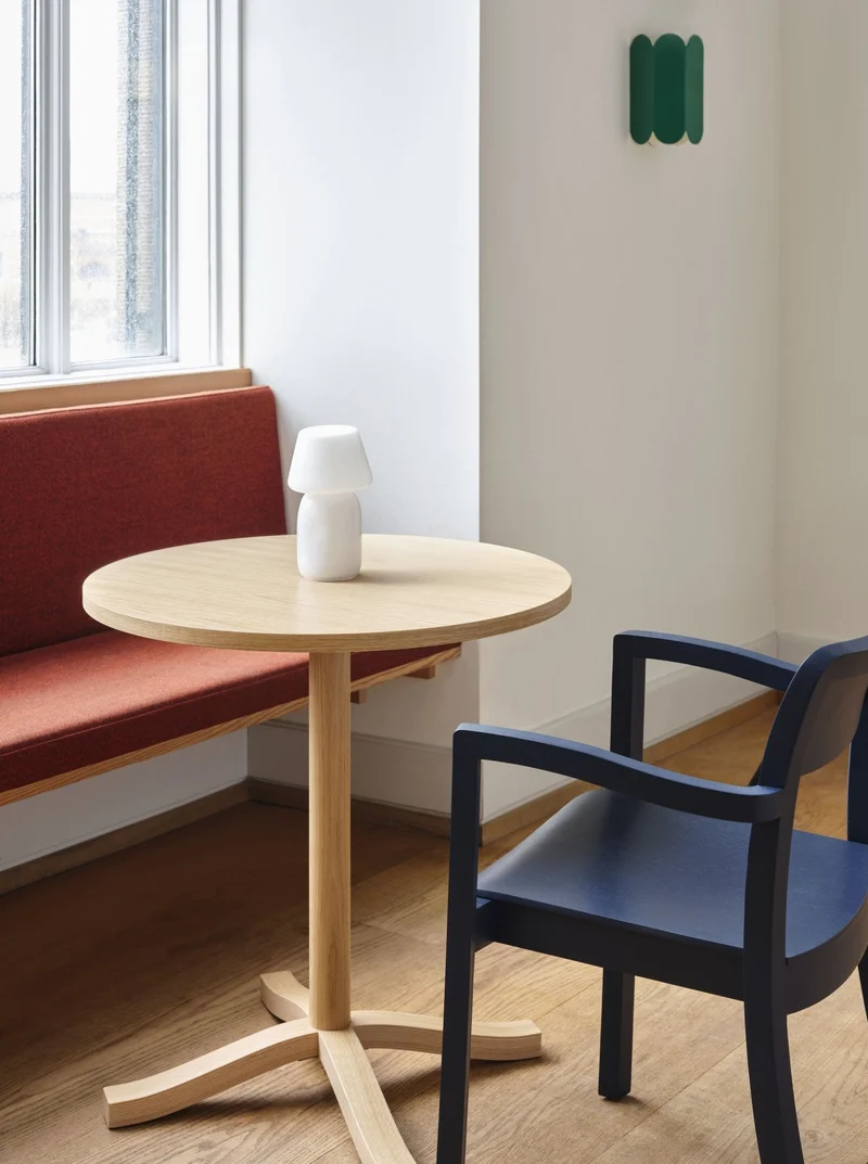 Chaise en frêne avec accoudoirs bleu nuit Pastis - Hay