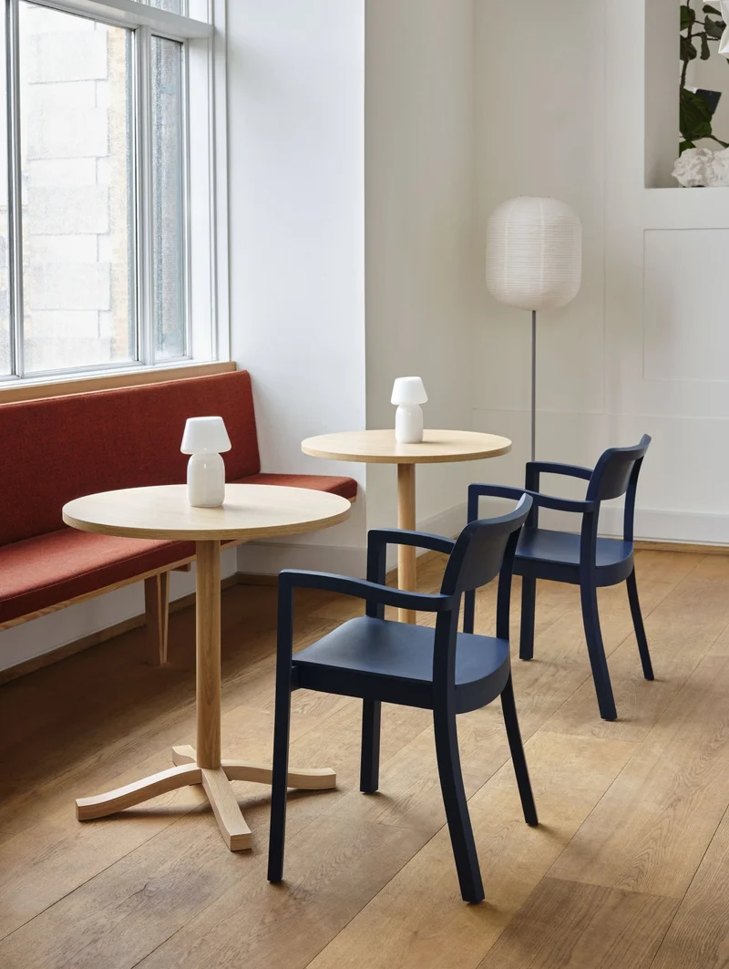 Chaise en frêne avec accoudoirs bleu nuit Pastis - Hay
