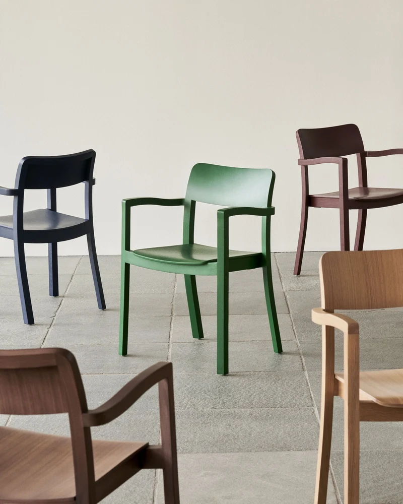 Chaise en frêne avec accoudoirs bleu nuit Pastis - Hay