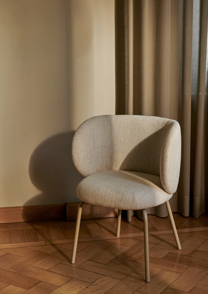 Chaise en tissu bouclé blanc sur pieds beiges 69 x 69 cm Rico - Ferm Living