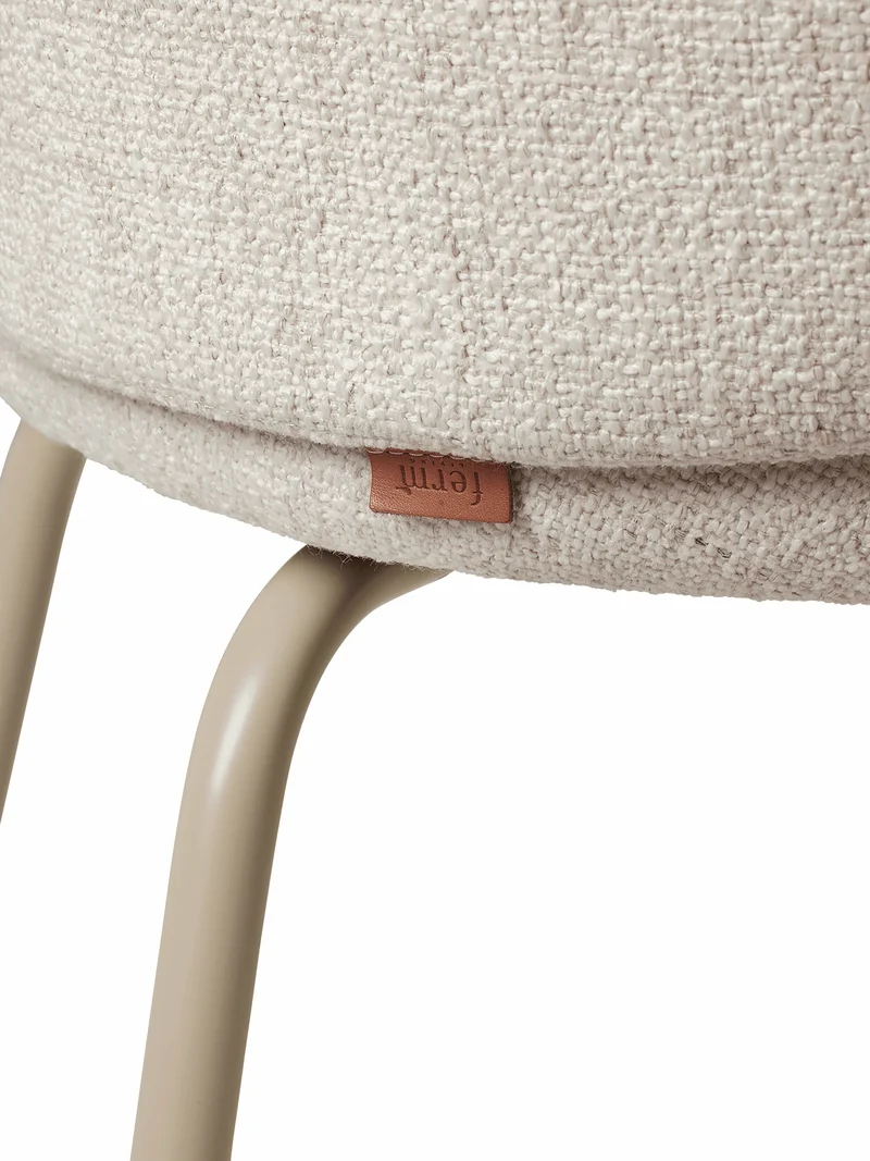 Chaise en tissu bouclé blanc sur pieds beiges 69 x 69 cm Rico - Ferm Living