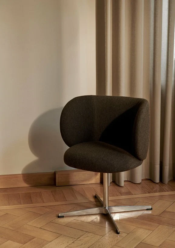 Chaise pivotante en tissu noir 69 x 69 cm Rico - Ferm Living