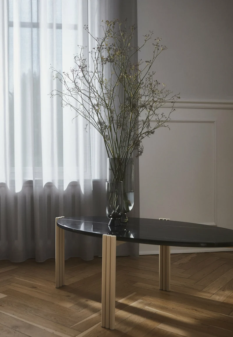 Table basse ovale en acier beige et marbre noir 92,4 x 47,6 cm Tribus - AYTM
