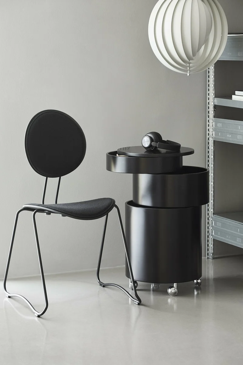Table d'appoint sur roues en bois moulé noire Barboy - Verpan