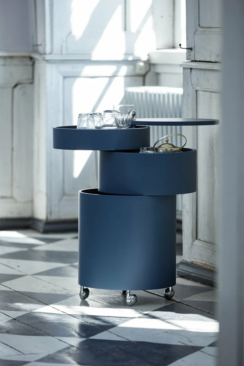 Table d'appoint sur roues en bois moulé bleue Barboy - Verpan