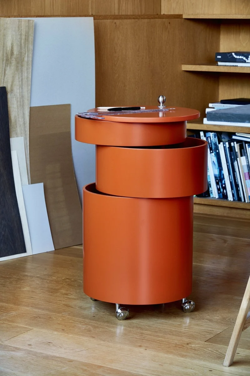 Table d'appoint sur roues en bois moulé orange Barboy - Verpan