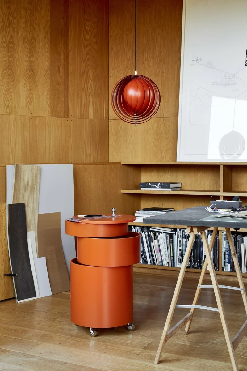 Table d'appoint sur roues en bois moulé orange Barboy - Verpan