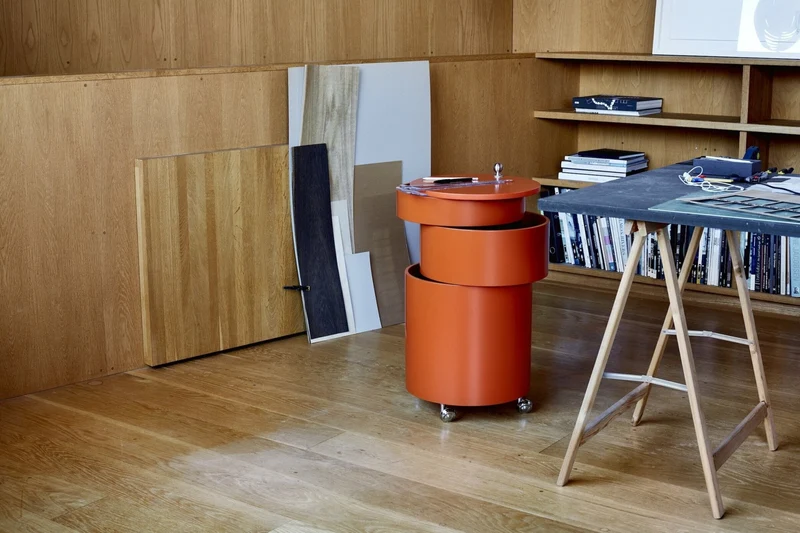 Table d'appoint sur roues en bois moulé orange Barboy - Verpan