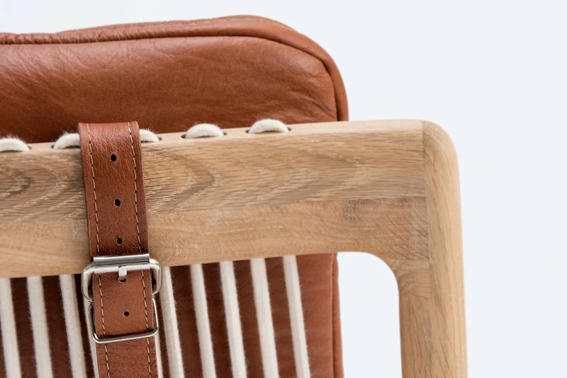 Fauteuil en chêne et cuir whisky Dedo easy chair - Gazzda
