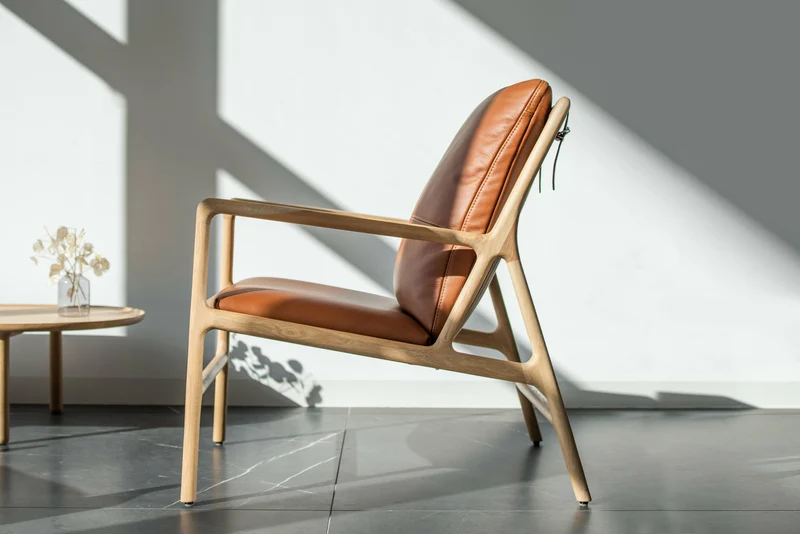 Fauteuil en chêne et cuir whisky Dedo easy chair - Gazzda