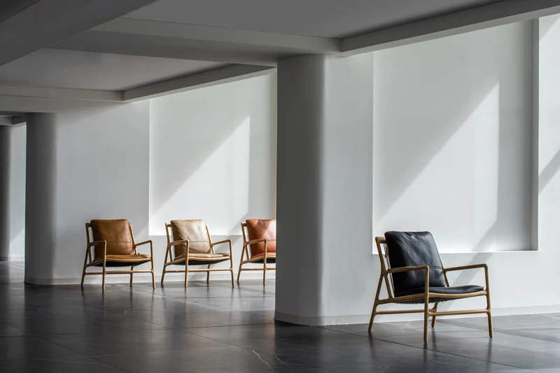 Fauteuil en chêne et cuir stone Dedo easy chair - Gazzda