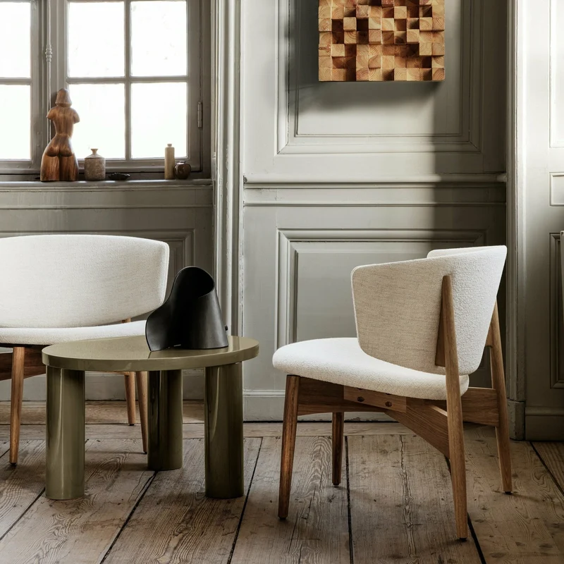 Fauteuil lounge en chêne massif naturel et tissu bouclé écru Herman - Ferm Living