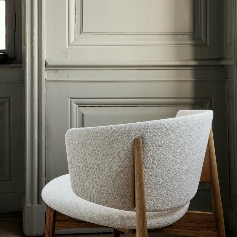 Fauteuil lounge en chêne massif naturel et tissu bouclé écru Herman - Ferm Living