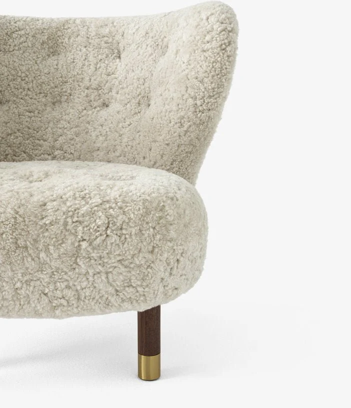 Fauteuil noyer et peau de mouton détails laiton Little Petra VB1 Edition Limitée - &tradition