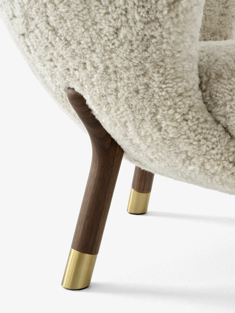 Fauteuil noyer et peau de mouton détails laiton Little Petra VB1 Edition Limitée - &tradition