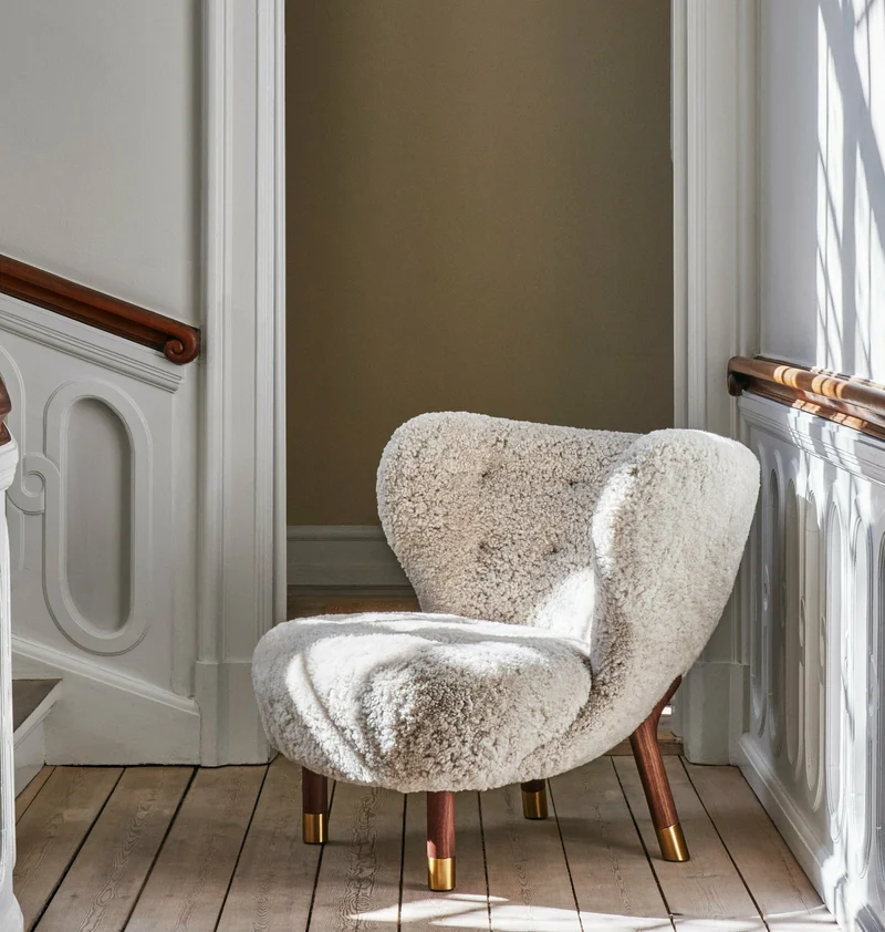 Fauteuil noyer et peau de mouton détails laiton Little Petra VB1 Edition Limitée - &tradition