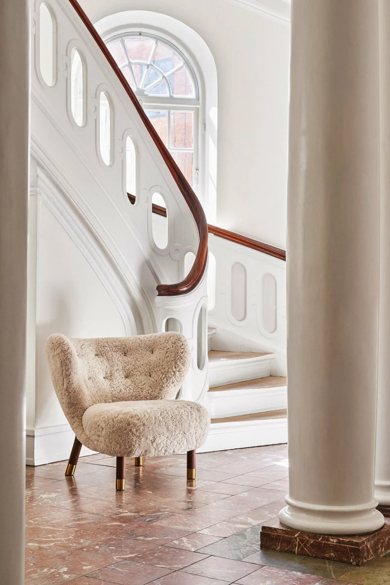 Fauteuil noyer et peau de mouton détails laiton Little Petra VB1 Edition Limitée - &tradition
