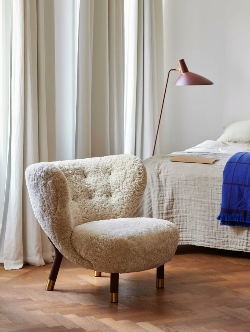 Fauteuil noyer et peau de mouton détails laiton Little Petra VB1 Edition Limitée - &tradition