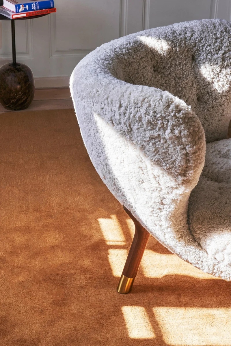 Fauteuil noyer et peau de mouton détails laiton Little Petra VB1 Edition Limitée - &tradition