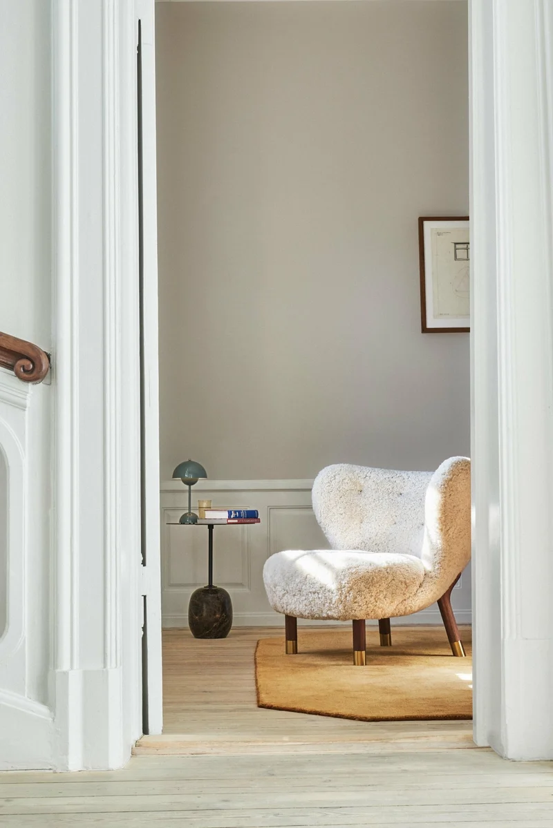 Fauteuil noyer et peau de mouton détails laiton Little Petra VB1 Edition Limitée - &tradition