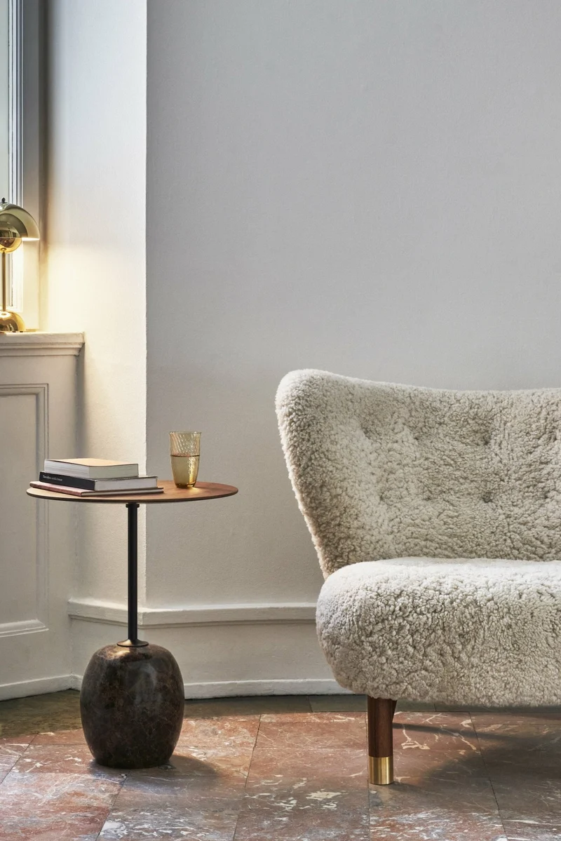 Fauteuil noyer et peau de mouton détails laiton Little Petra VB1 Edition Limitée - &tradition