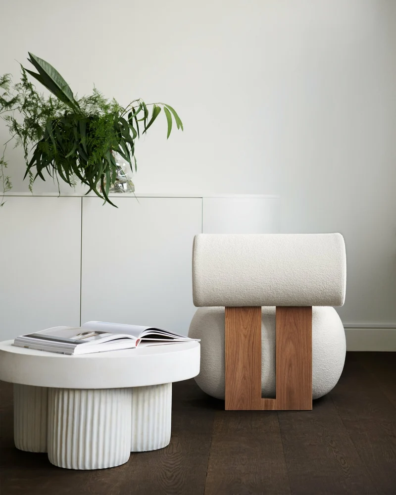 Fauteuil en chêne naturel et rembourrage en tissu bouclé Barnum Col 24 Hippo Lounge - NORR11