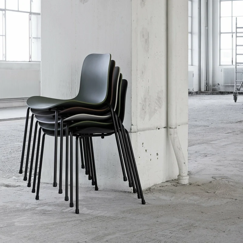 Chaise en aluminium noire et coque en polypropylène écrue Langue - NORR11