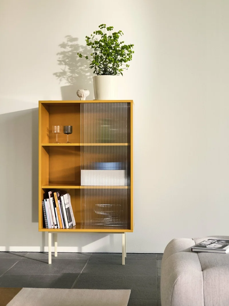 Vaisselier en bois jaune et portes vitrées Colour Cabinet - Hay