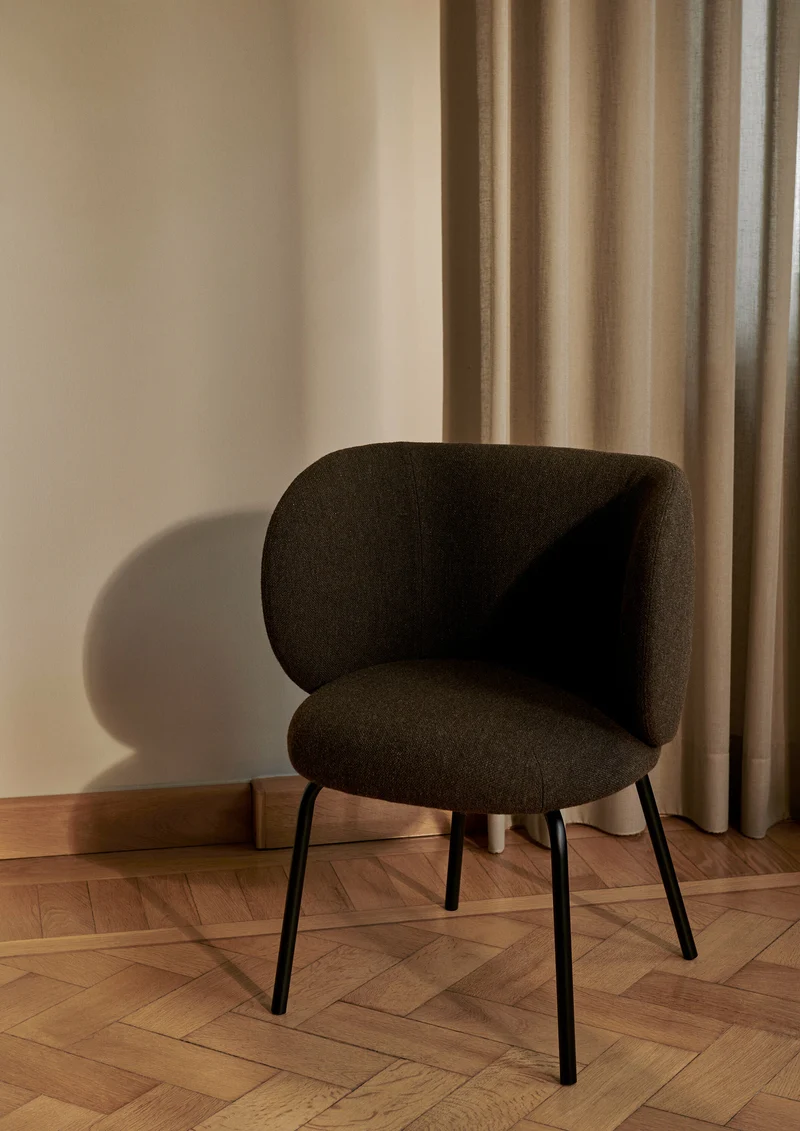 Chaise en tissu noir sur pieds noirs 69 x 69 cm Rico - Ferm Living