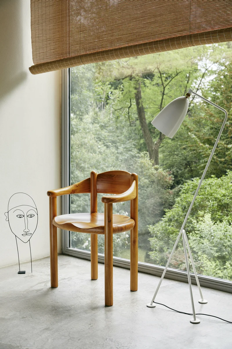 Chaise avec accoudoirs en pin Golden Daumiller - Gubi