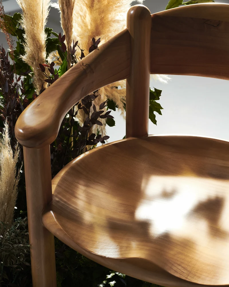 Chaise avec accoudoirs en pin Golden Daumiller - Gubi