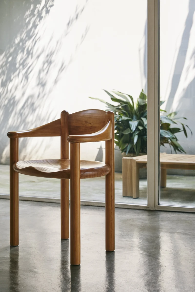 Chaise avec accoudoirs en pin Golden Daumiller - Gubi