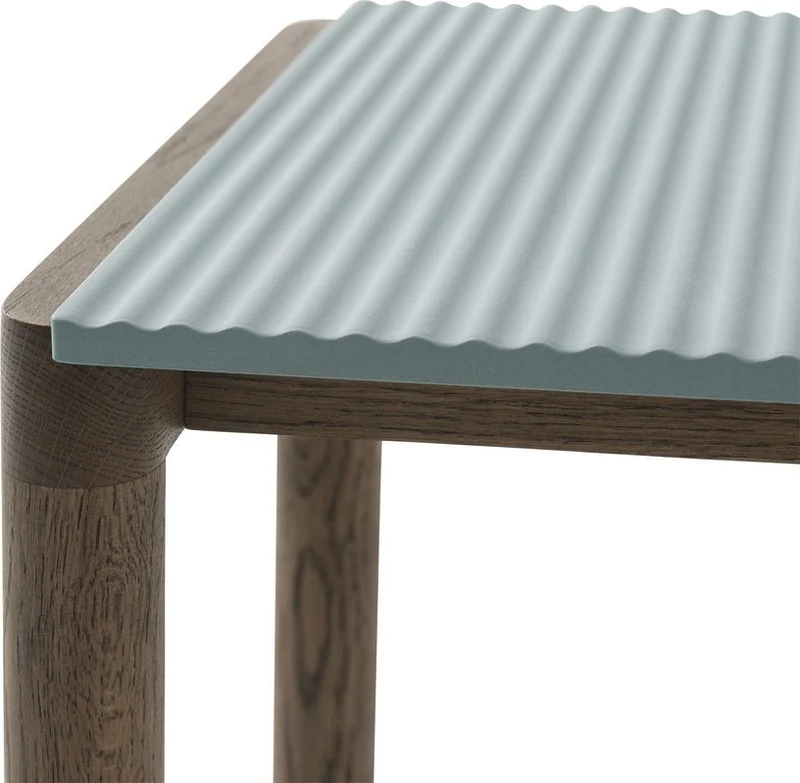 Table basse en grès bleu pâle wavy et chêne foncé 85 x 80 cm Couple - Muuto