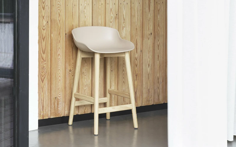 Tabouret de bar en chêne vernis noir et pp olive 65 cm Hyg - Normann Copenhagen