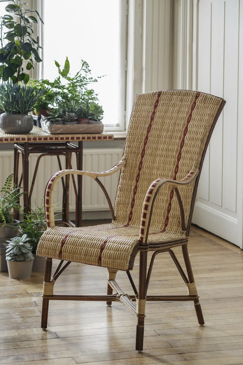 Fauteuil en rotin foncé et filets en résine rouge 105 x 60 x 77 Bagatelle - KOK