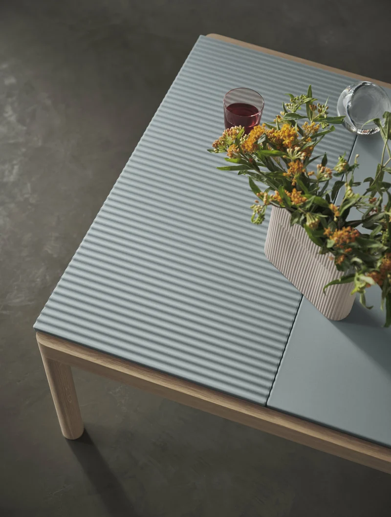 Table basse en grès bleu pâle wavy et chêne naturel 85 x 80 cm Couple - Muuto