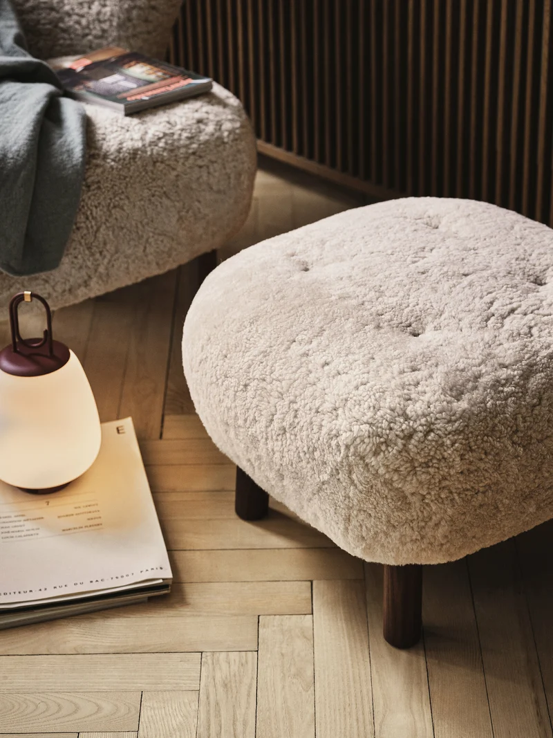 Pouf en noyer et peau de mouton Little Petra ATD1 - &tradition