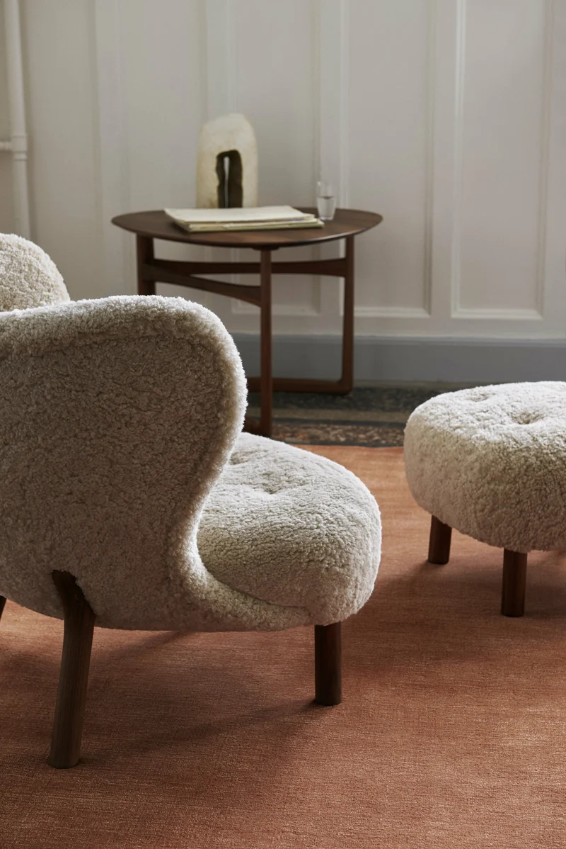 Pouf en noyer et peau de mouton Little Petra ATD1 - &tradition